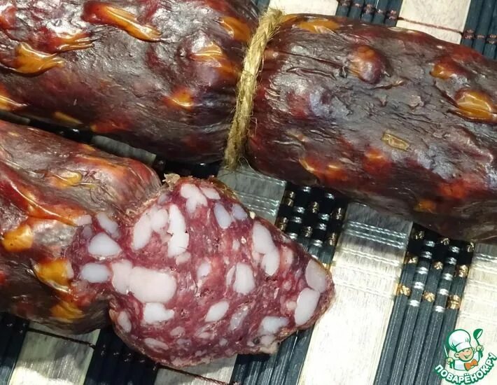 Колбаса тайна вкуса. Московская колбаса рецепт по госту. Колбаса тайна вкуса. Из чего делают копченую колбасу. Колбасных дел мастер.