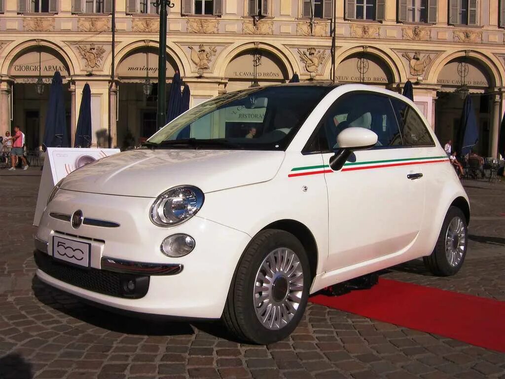 Фиат страна производитель. Fiat 500 (2007). Fiat 500 in City. Fiat 500 Italy. Fiat 500 Cabrio Italian Flag.
