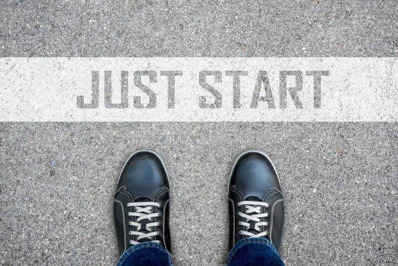 Have just started. Обувь взгляд сверху. ботинки стоящие на дороге. just start. go ahead картинка.
