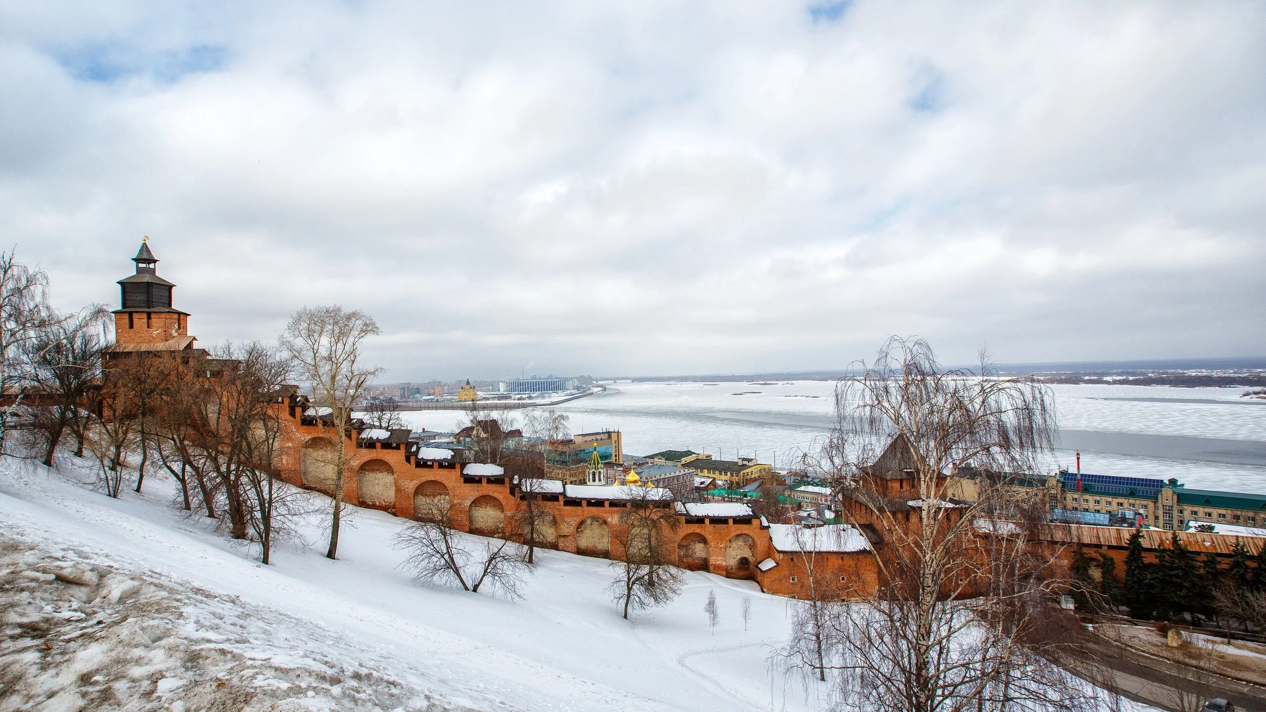 Казань нижний новгород сегодня. Нижний Новгород в марте. Нижниний Новгород веснпа. Нижегородский Кремль весной.