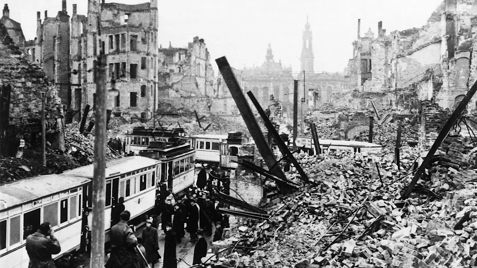 Помощь германии после войны. Дрезден бомбардировка 1945. Бомбардировка Берлина 1945. Дрезден 1943.