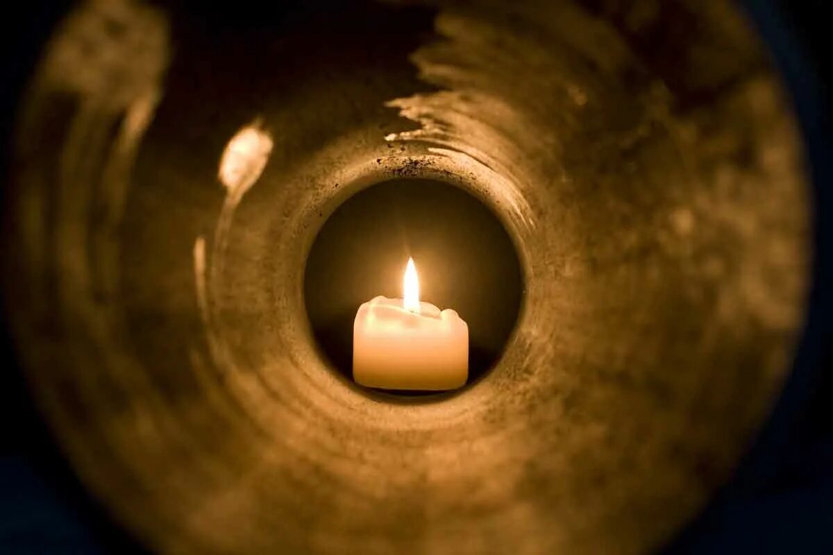 Burning the candle at both ends. Сикыр. Труба свечка. Трубка свечка мужик.