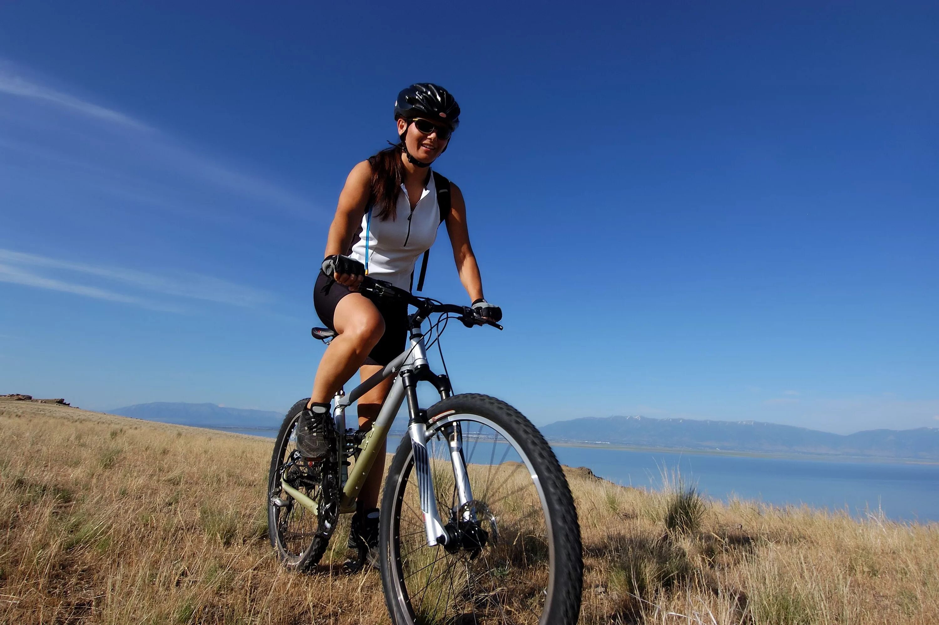 Get on the bike. Девушка на велосипеде. Девушка на Горном велосипеде. Катание на велосипеде. Девушка на спортивном велосипеде.