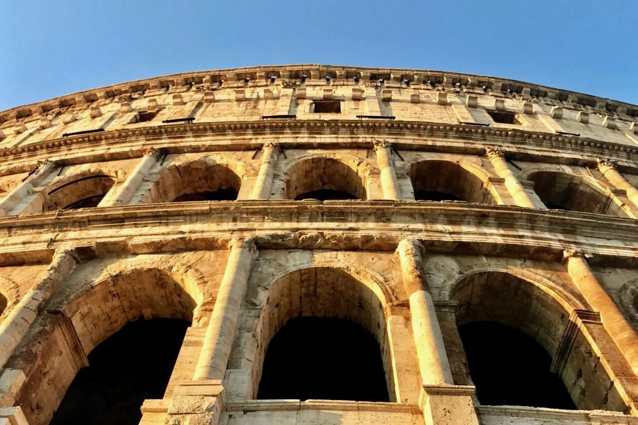 Римский амфитеатр Колизей. 1.Колизей, Рим. Колизей театр в Риме. Италия арка и Колизей.