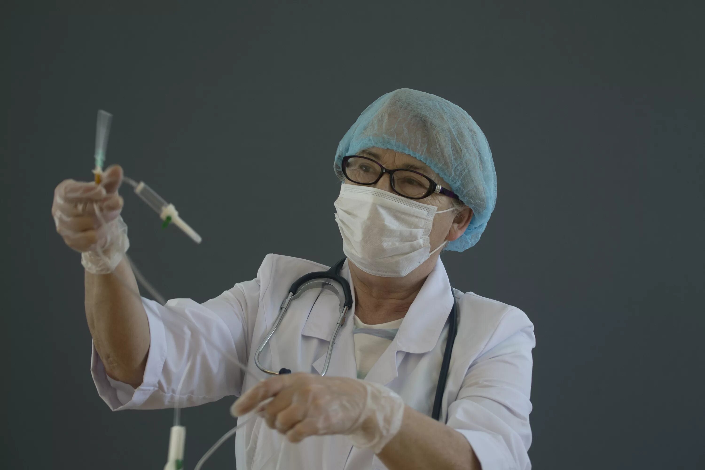 Инфекционист заболевания. Медики в лаборатории. Если заболели гриппом. Пенсионерка вытирает нос. Ученые медики.