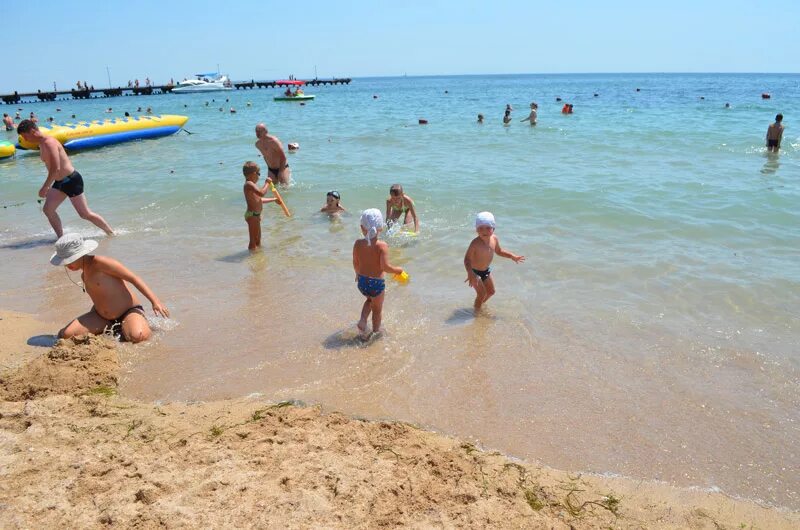 Отдых на море с детьми недорого азовское. На море азовском отдыхает. Дети на азовском море. Отдых на море с детьми недорого азовское. Кемпинг на море.