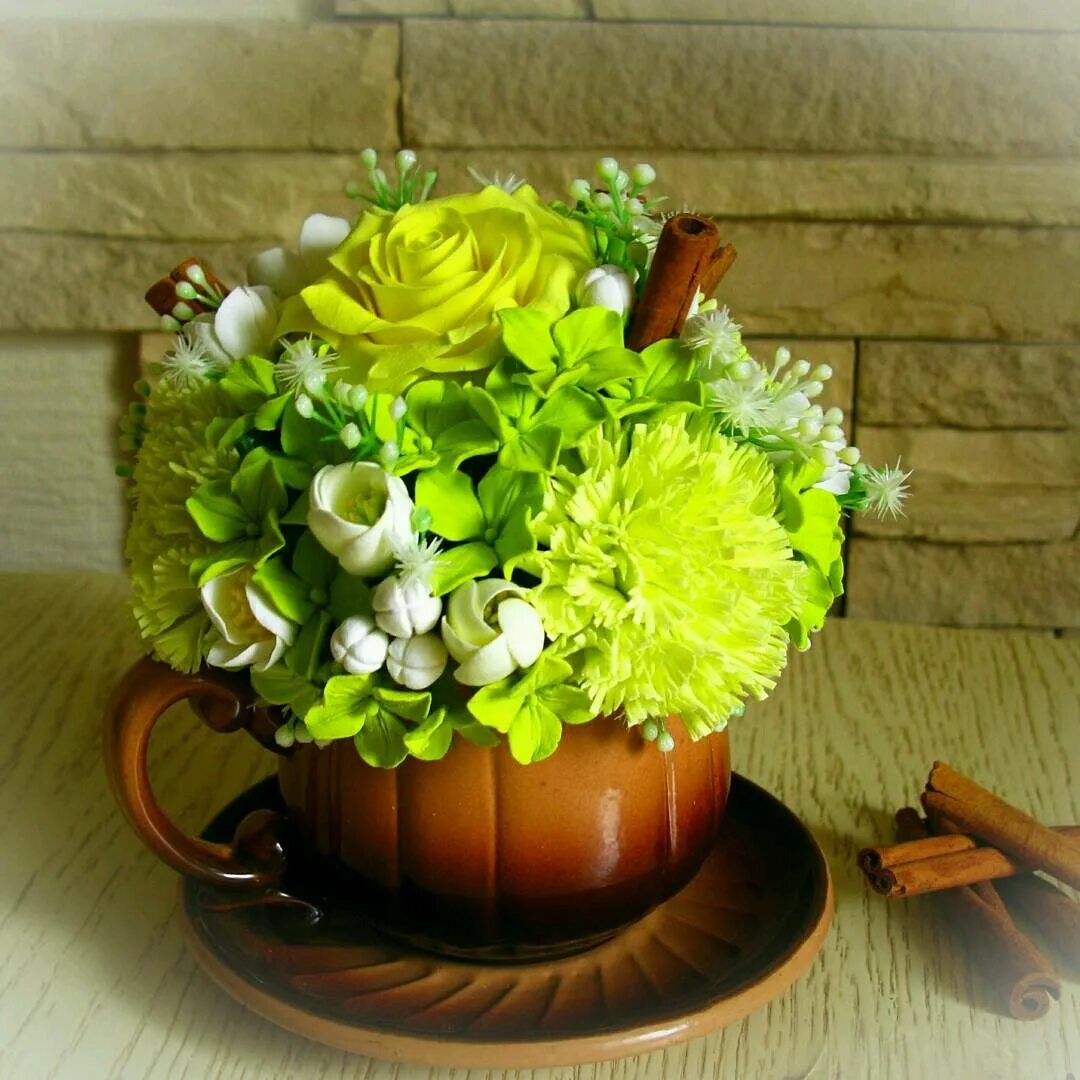 Мини цветочные композиции. Цветы из фоамирана в горшочке. Подарок из цветов в горшке. Красивые цветы в горшках. Цветочные композиции в горшках.