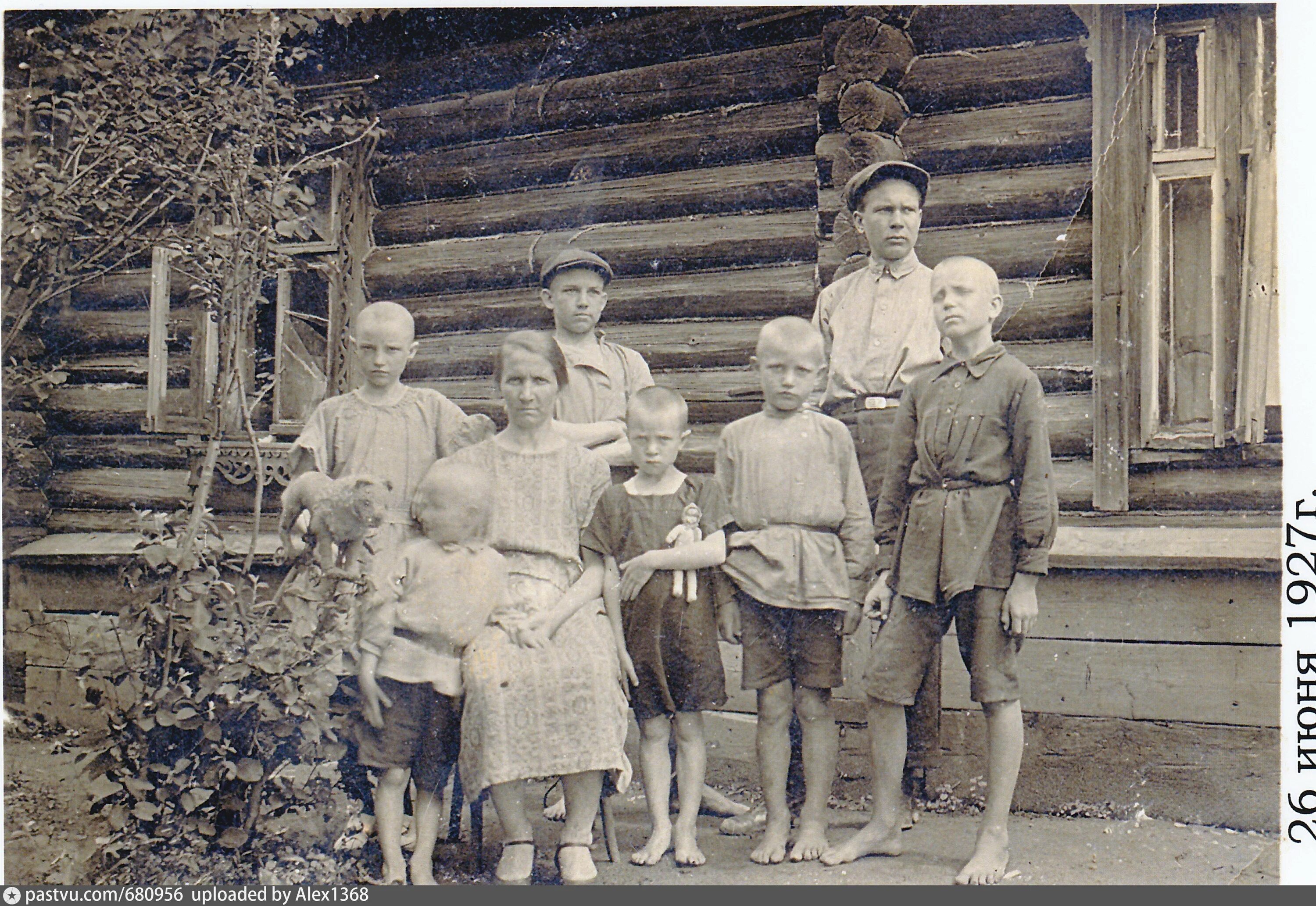 Старые семейные фотографии. Старинные фотографии семьи. Старинное фото семьи. Старые семейные фотографии людей.