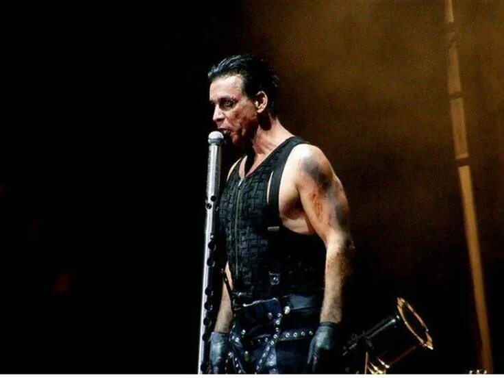 Тилль линдеманн в далекий край. Тилль линдеманн. солист рамштайн. rammstein тилль линдеманн. тилль линдеманн в молодости.