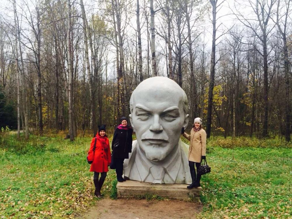 Памятник Ленину шалаш. Памятник Ленину музей шалаш. Музей Шушенское шалаш Ленина. Шалаш Ленина Сестрорецк. Ленин живет в шалаше