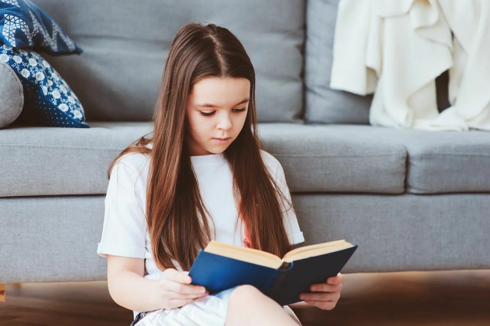 Девочка читала интересную книгу. Умная девочка. Девочка читает книжку дома. Девочка читающая Мамлеева. Девочка читает книгу дома.