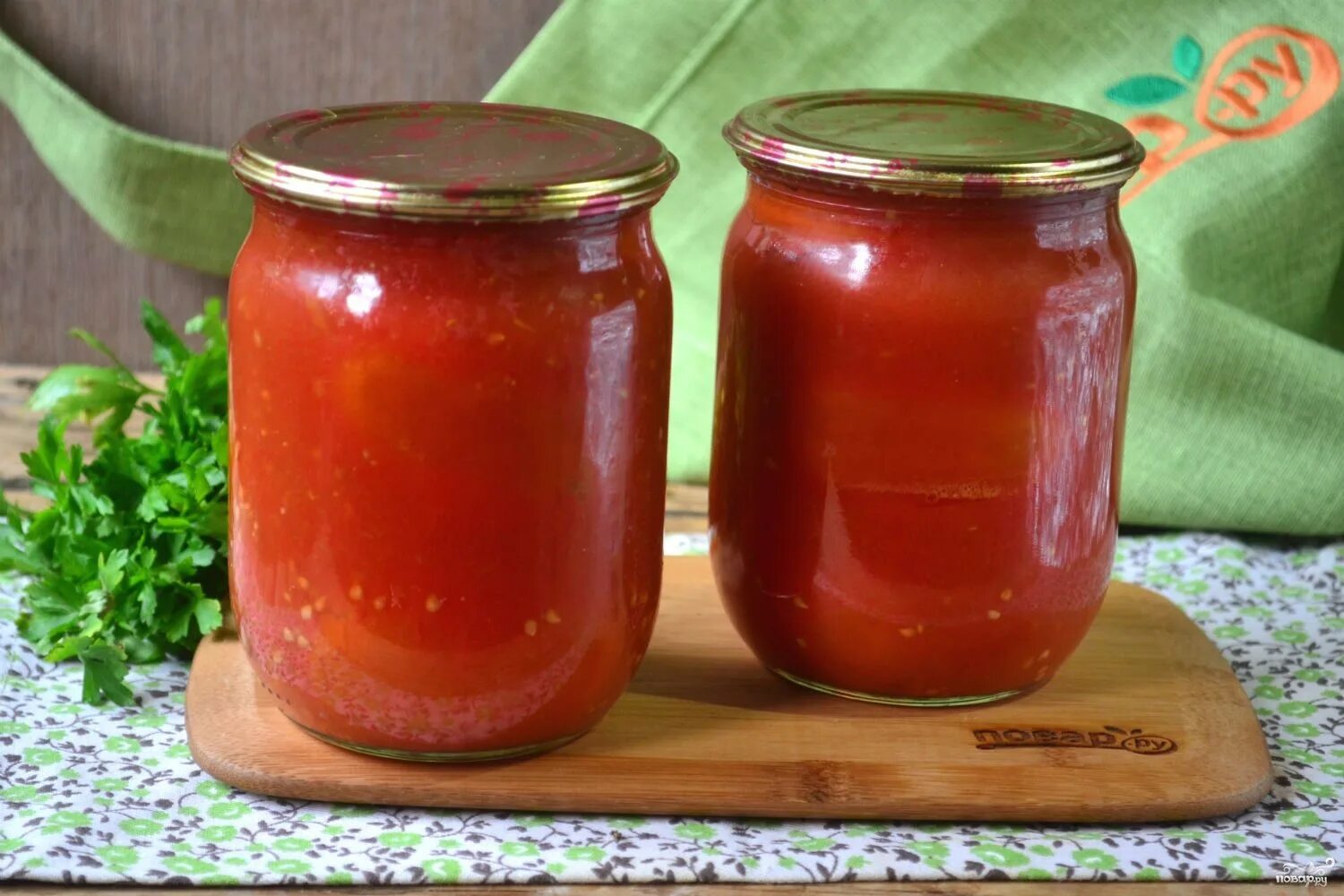 Сделать томатный сок из домашних помидор. Томатный сок на зиму. Помидоры в томатном соке. Помидоры в томатном соке на зиму. Томатный сок на зиму в банках.