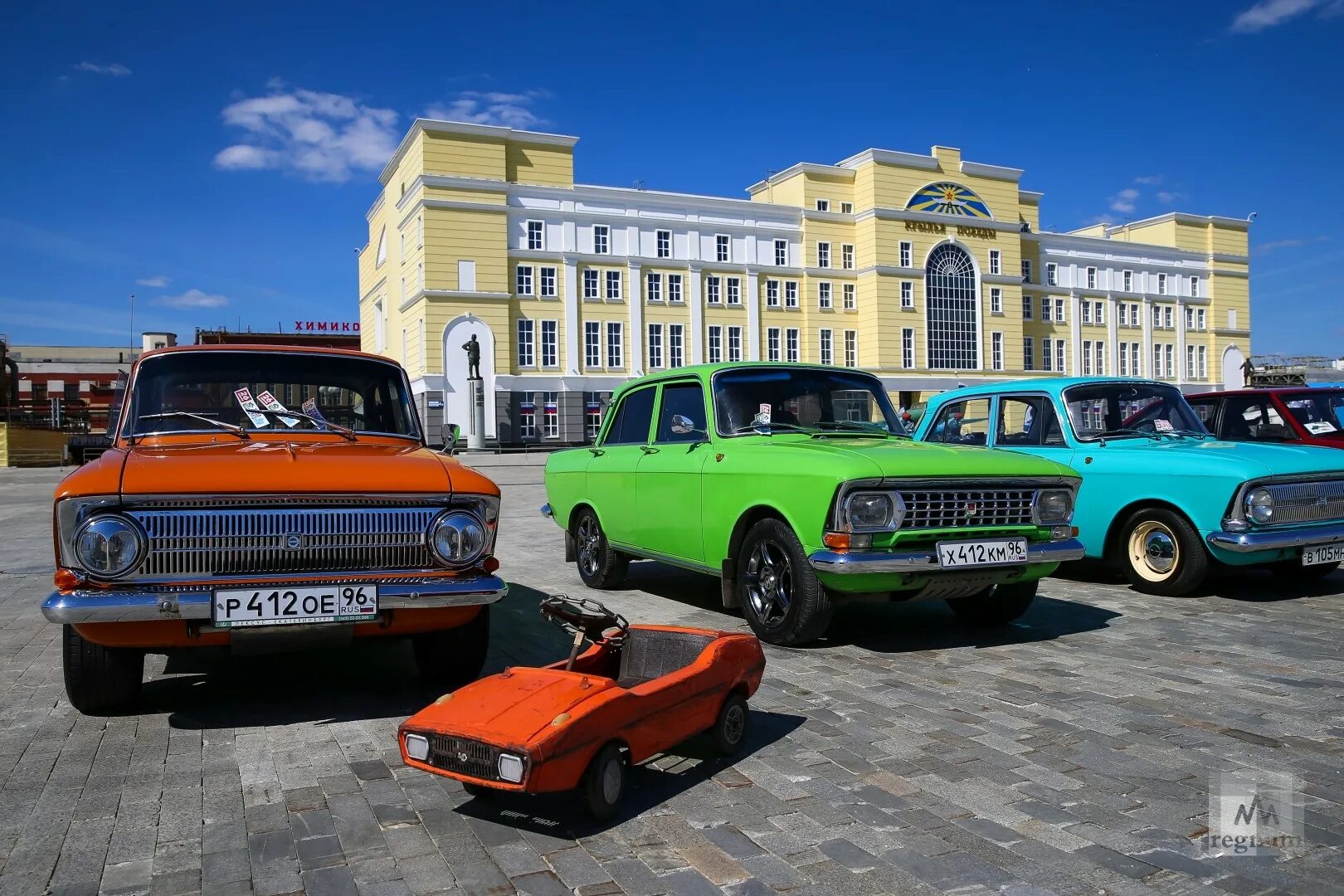 Авто в пышме. Верхняя Пышма выставка ретро автомобилей Пышма. Выставка ретро автомобилей в верхней Пышме. Музей ретро автомобилей Екатеринбург Пышма. Выставка ретро автомобилей.