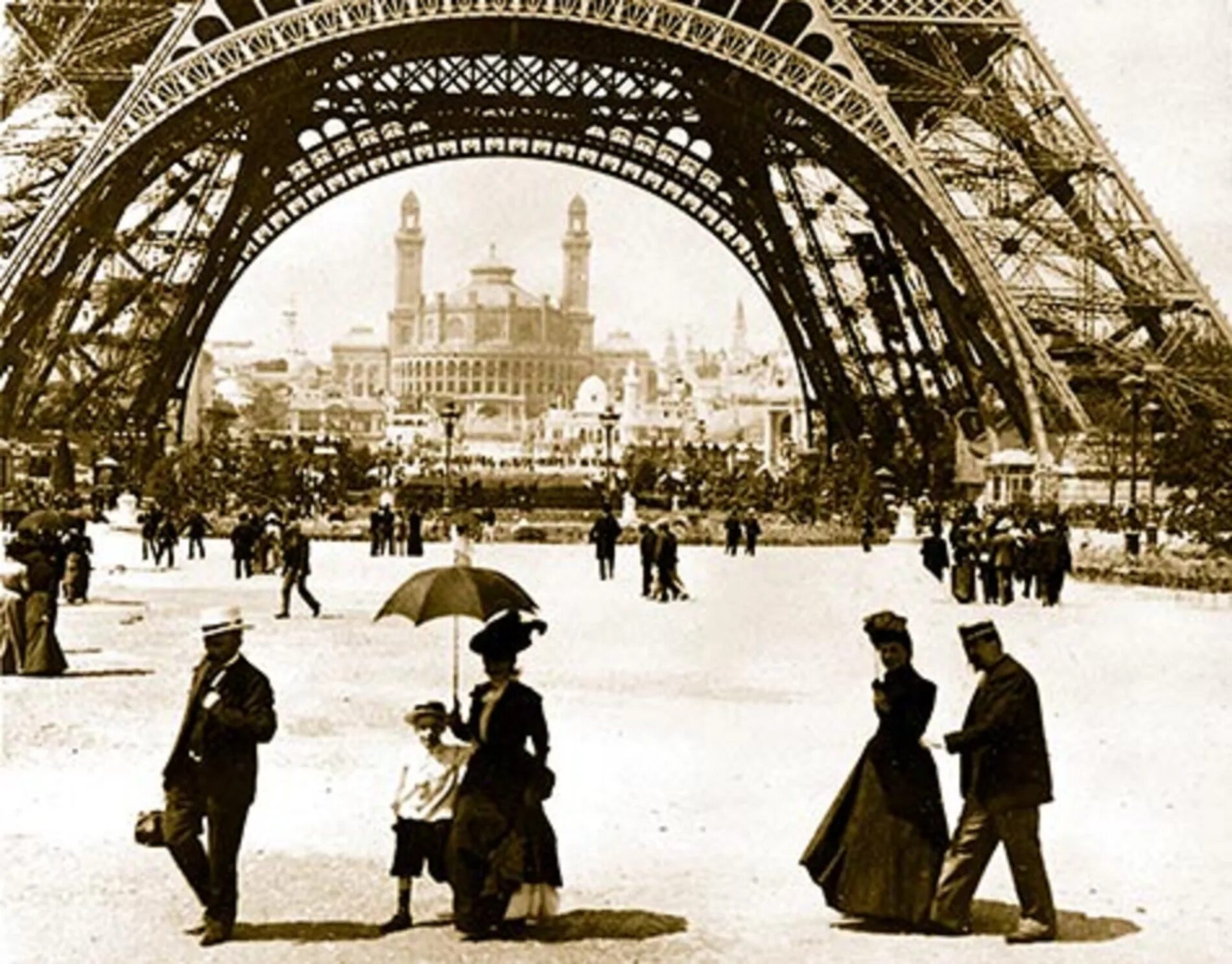Развитие франции 20 века. Эйфелева башня 1900. Париж 1912. Эйфелева башня в Париже 19 века. Эйфелева башня 20 век.