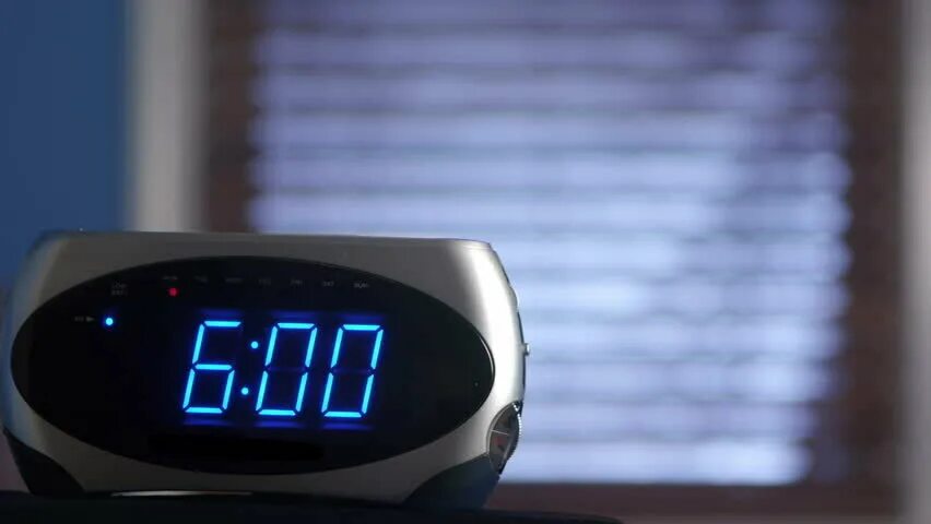 0 часов утра. Электронные часы 06 00. Электронные часы шесть утра. Электронные часы на столе. Электронные часы 1 00.