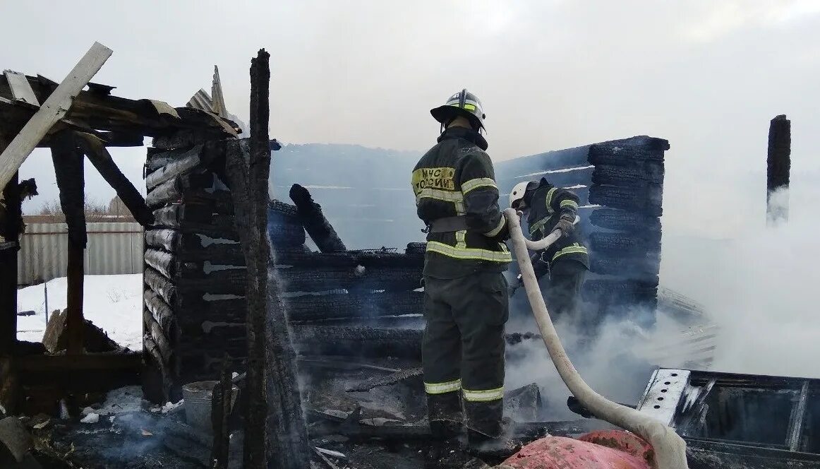 Пожар в чувашии сегодня. Чувашия пожар комсомольский район. Пожар в чувашии за сутки в чебоксарском районе. Пожар в чувашах. Пожарные тушат.