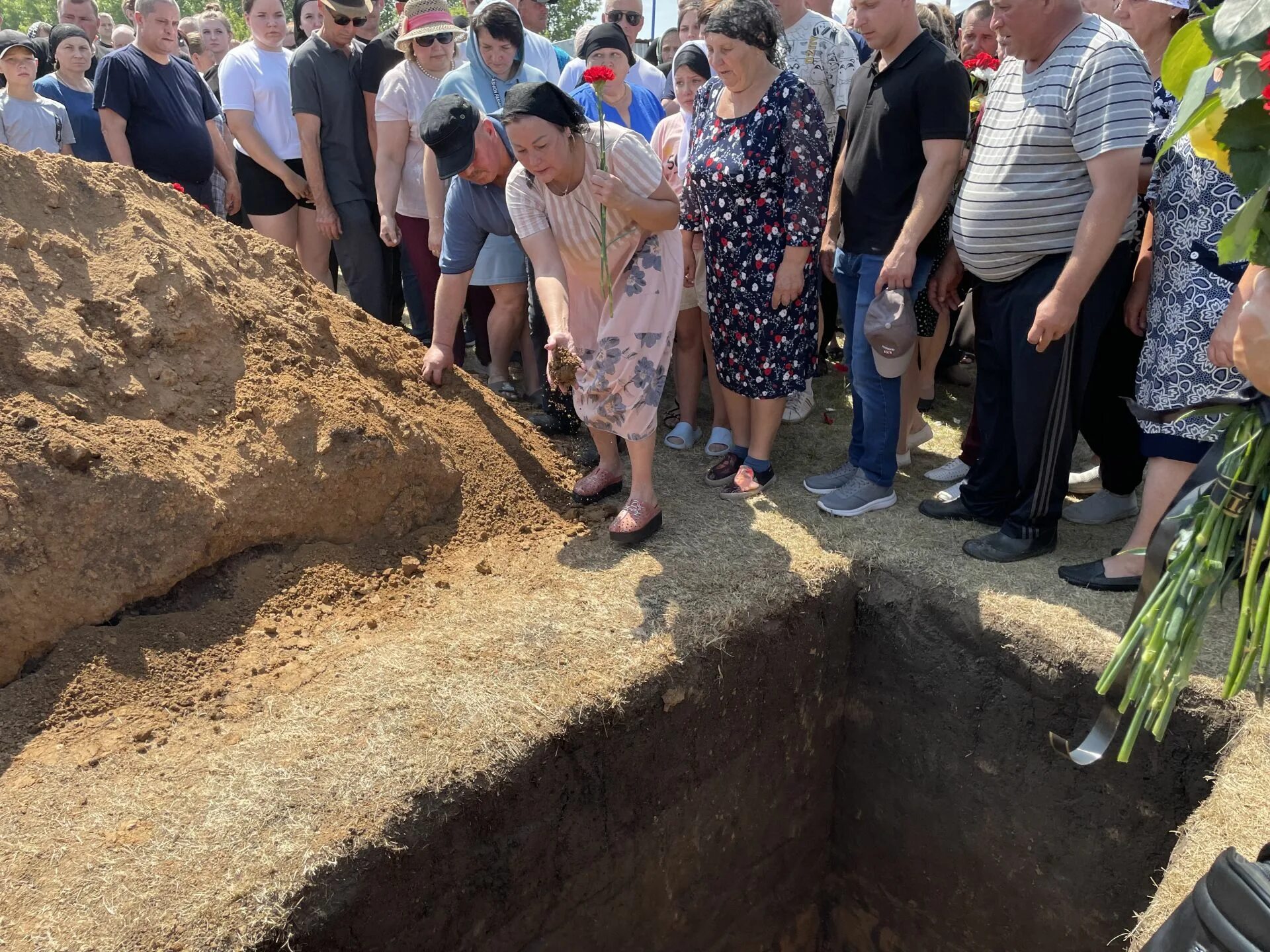 Похороны ивана басургина. Похороны ивана басургина. Похороны ивана дыховичного. Похороны ивана басургина. Могила ивана перова рязань.