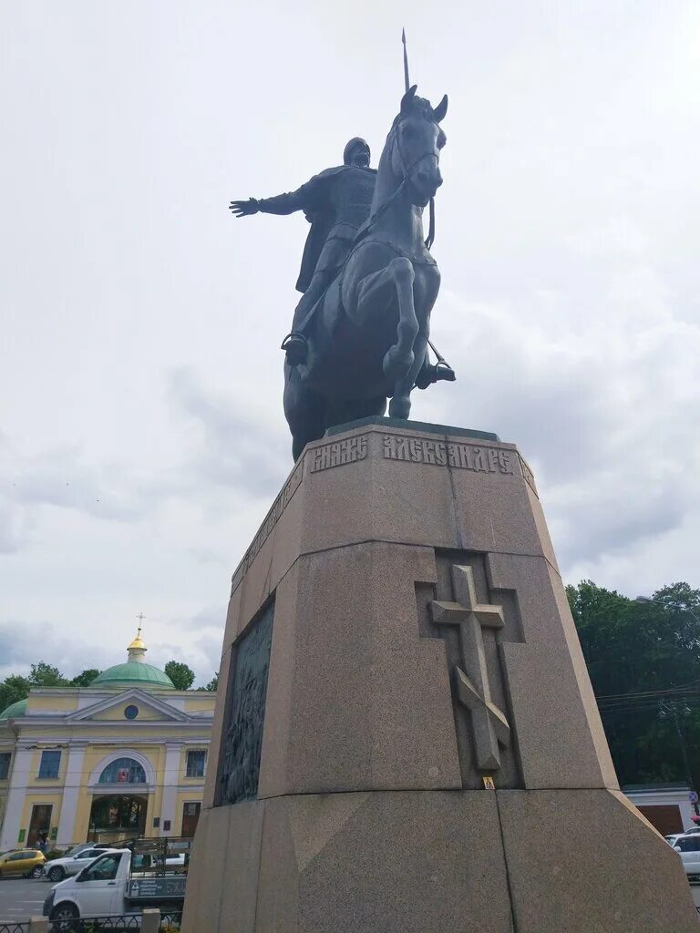 Памятник александру невскому в петербурге. Памятник в Санкт Петербурге Александре Невском. Памятник Александру Невскому монумент.