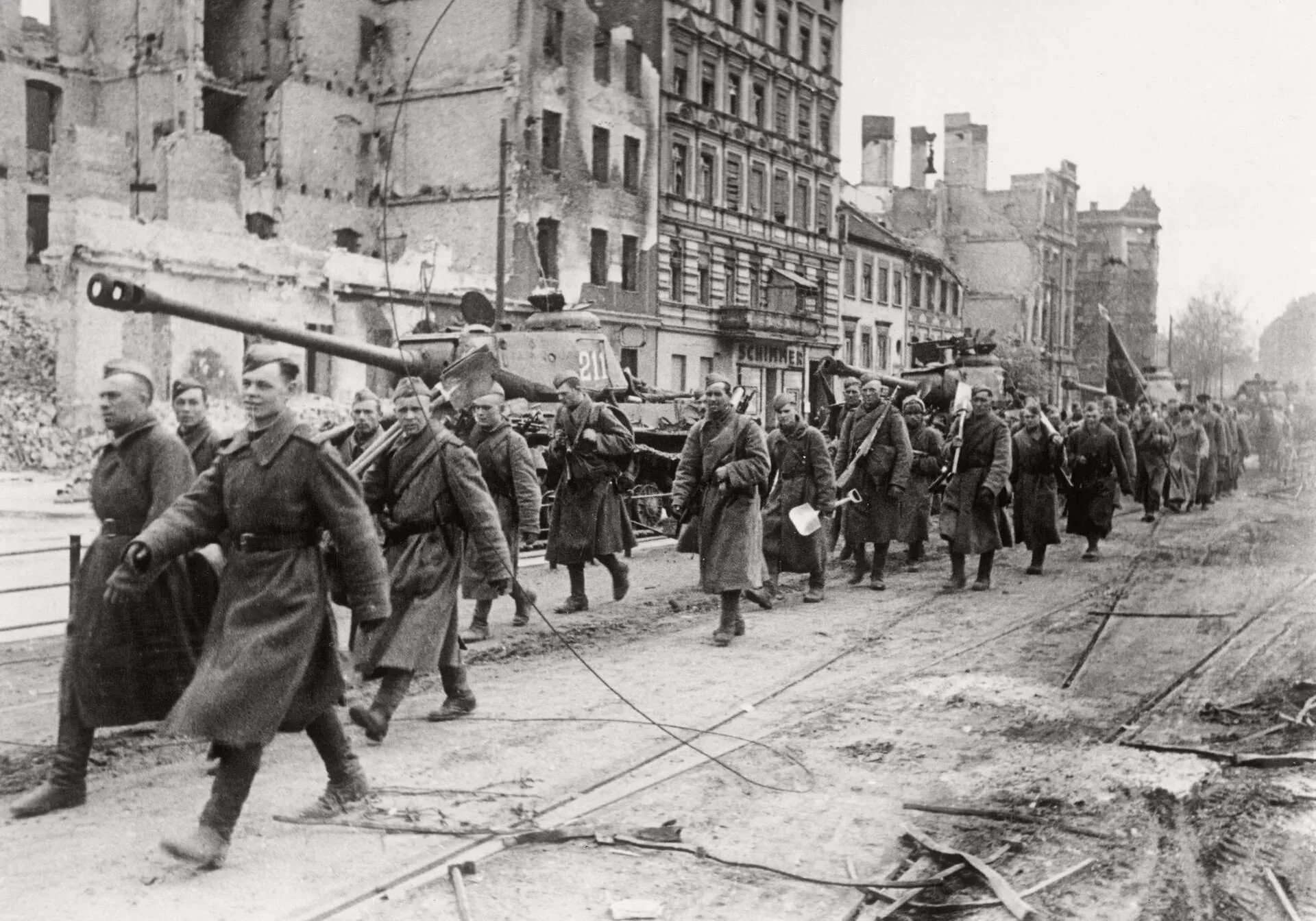 Немецкие города времен великой отечественной. Берлин ВОВ 1945. Берлин, май 1945. Немецкая армия Берлин апрель 1945.