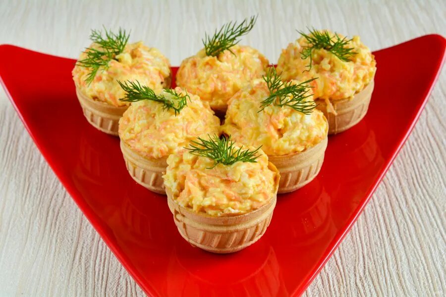 Тарталетки с сыром и зеленью. Тарталетки с ананасом сыром и чесноком. Закуска из сыра с чесноком в тарталетках. Тарталетки с сыром и чесноком. Тарталетки с начинкой с чесноком сыром.