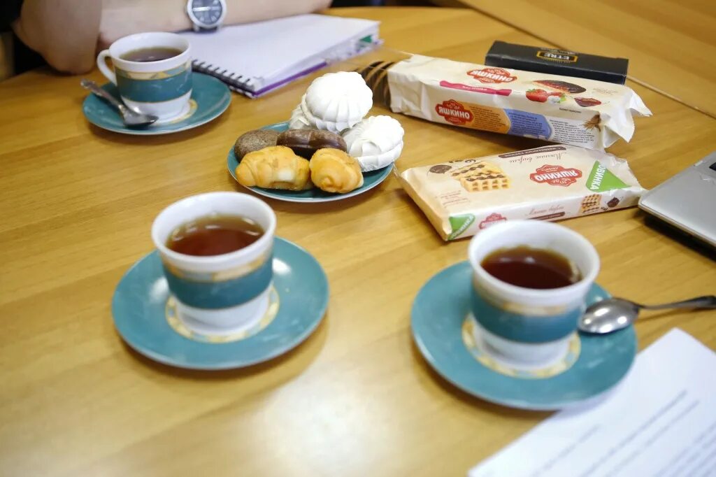 Стол с чаем и сладостями. Кружка на столе. Чай со сладостями на столе. Чай дома. Чай на столе фото