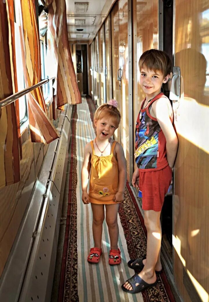 Поезда для детей. Фотосессия в поезде детей. Дети в купе поезда. Про поезда для мальчиков.