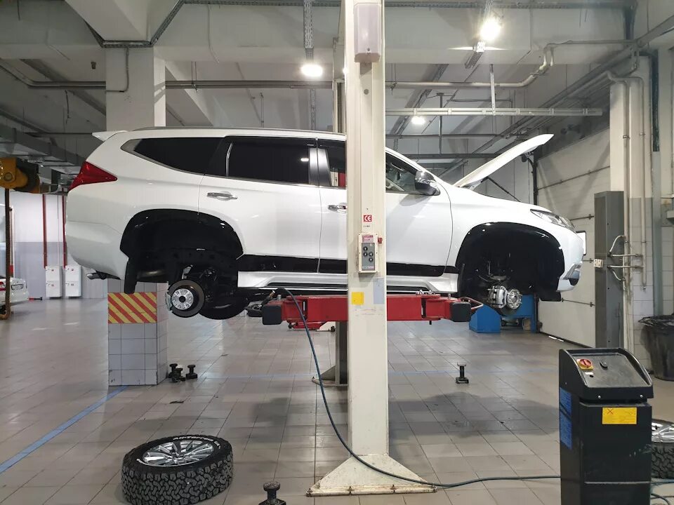 Обслуживание mitsubishi. Техническое обслуживание Паджеро спорт 2. Паджеро спорт 2 тех обслуживание. Паджеро спорт 3 на Васильевском острове. Pajero Sport клубный сервис СПБ.