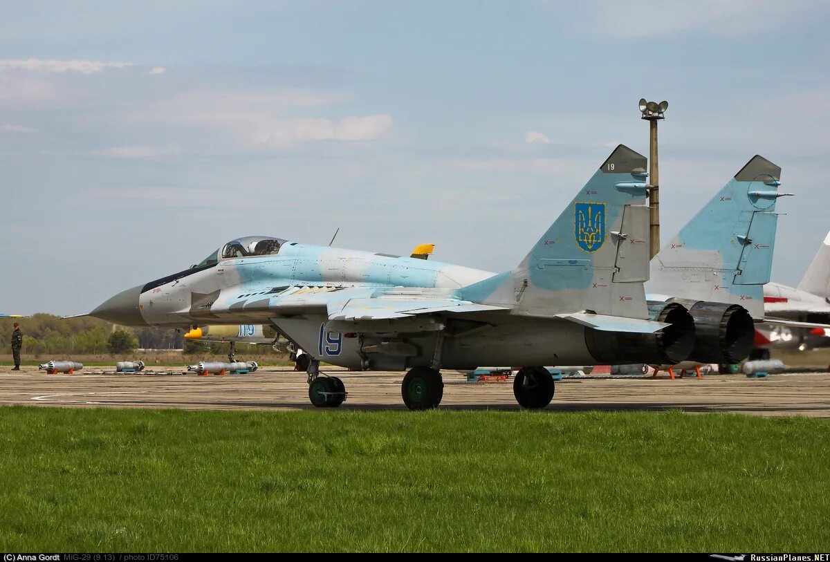 Миг 29 всу. Украинский истребитель су-27. Миг 29 всу. Самолёт-штурмовик су-25. Миг 29 9-13 ввс украины.