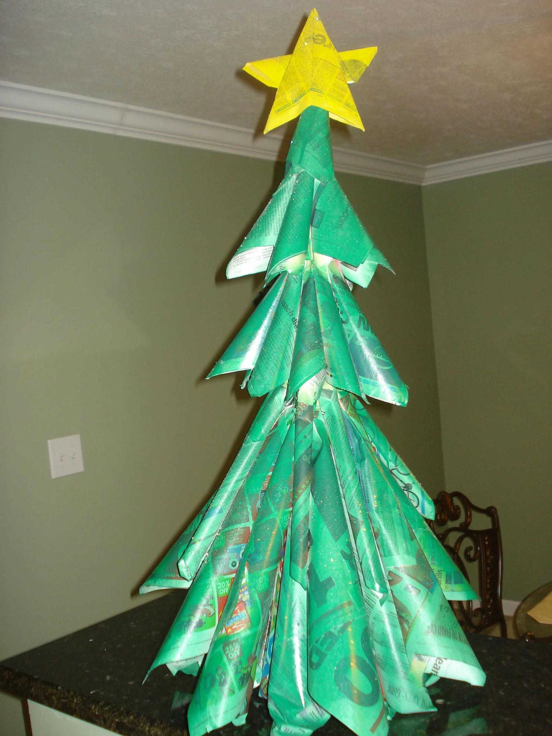 Самодельная елка. Сделать елку 1 метр. Поделка елка. Елка из бросового материала. Емка из подручных материалов.