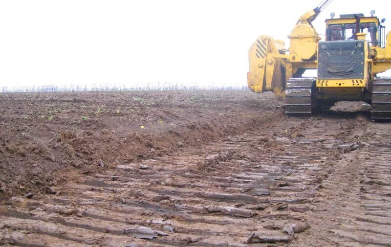 Нарушение плодородного слоя. Снятие плодородного слоя почвы. рекультивация плодородного слоя почвы. срезка растительного слоя грунта. нанесение плодородного слоя почвы.