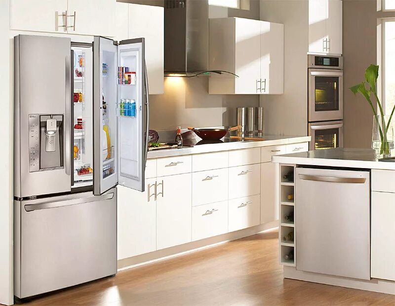 Кухня с открытым холодильником. Узкий холодильник. Холодильник широкий. Узкий холодильник для маленькой кухни.
