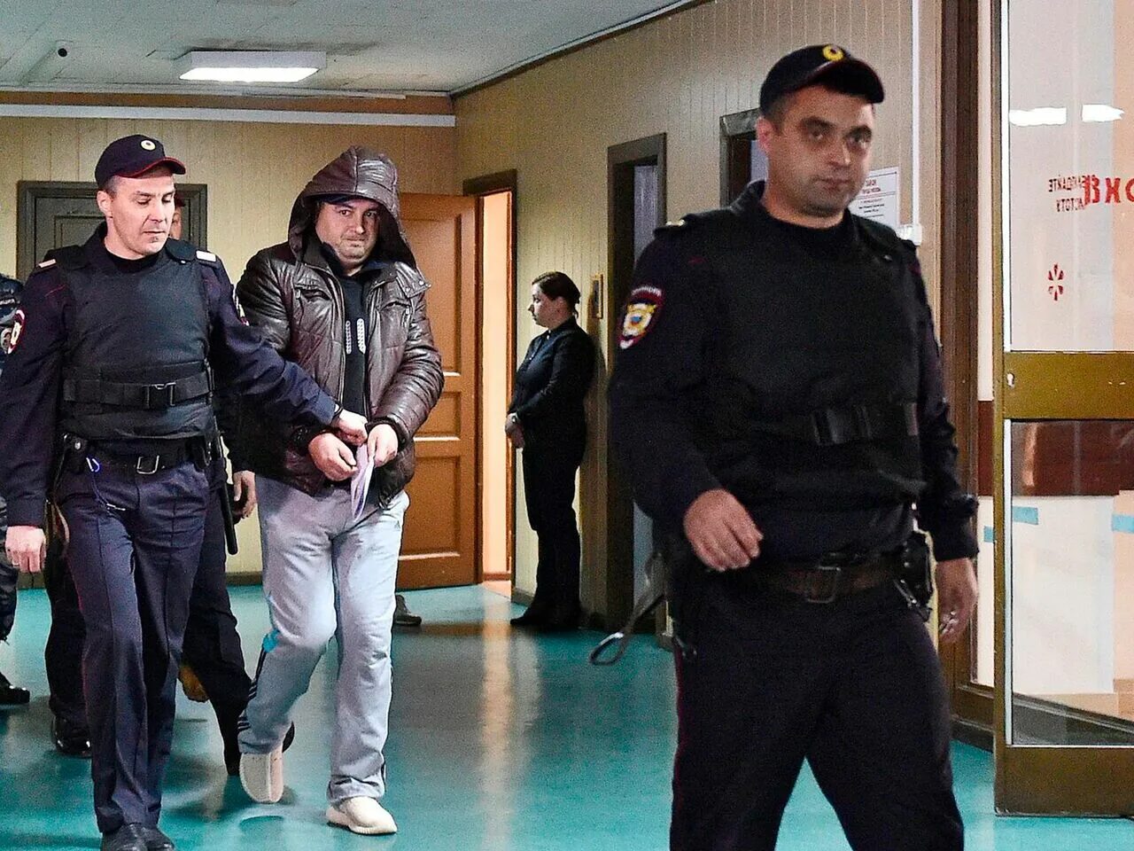 Убейте двух сотрудников