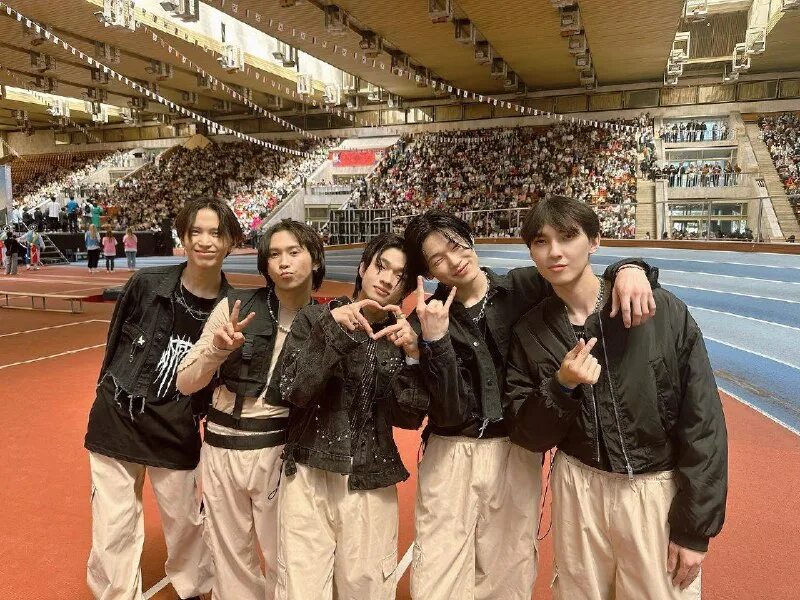 трейни европейцы. Sooji and shihyun. трейни а участники. Trainee a группа big hit участники. бтс в россии 2014.