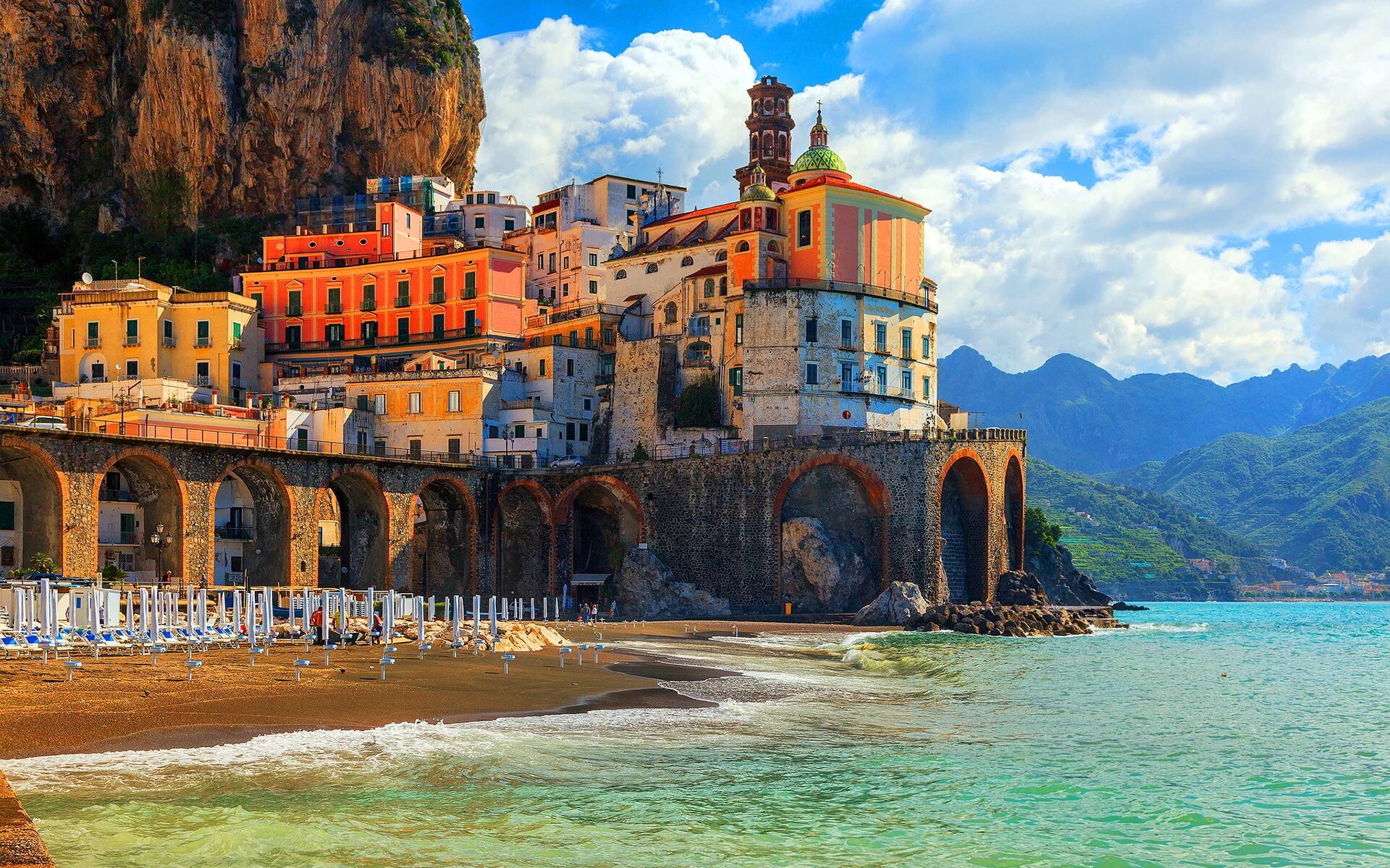 Атрани побережье Амальфи. Атрани Италия. Амальфийское побережье (Amalfi Coast), Италия. Город Атрани в Италии.