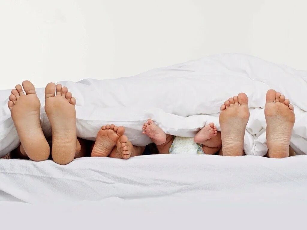 Три пары ног у. Совместный сон с ребенко. Ребенок в кровати с родителями. Семья в постели. Кровать для детей.