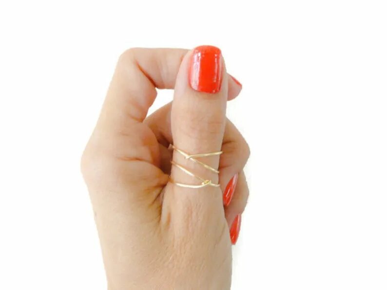 Палец 17317. Кольцо на большом пальце. Кольцо на указательном пальце. Кольцо на большой палец женское. Золотое кольцо на указательном пальце.