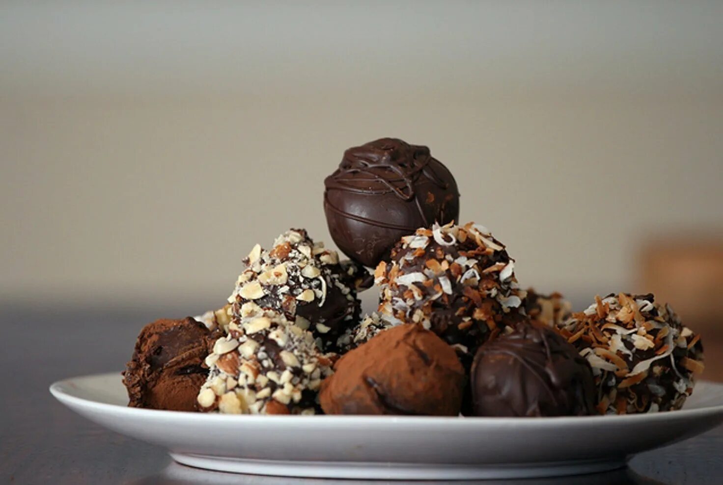 Pink truffle конфеты. Трюфель шоколад. Трюфельная шоколадка truffles. Beyond time конфеты трюфель 200 гр. Трюфель конфеты.