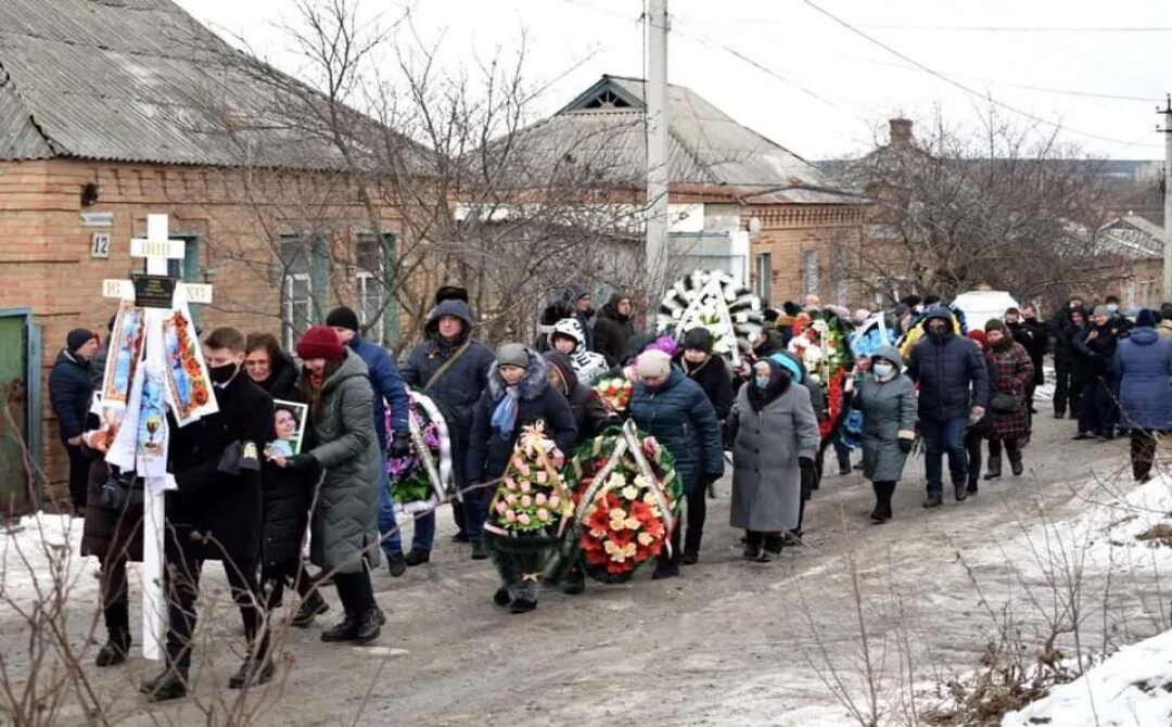 Новини україни за сьогодні останні найсвіжіші. Организация похорон. На Украине село Чернобай. Похороны погибшего на Украине , в Кувыково. Новини.