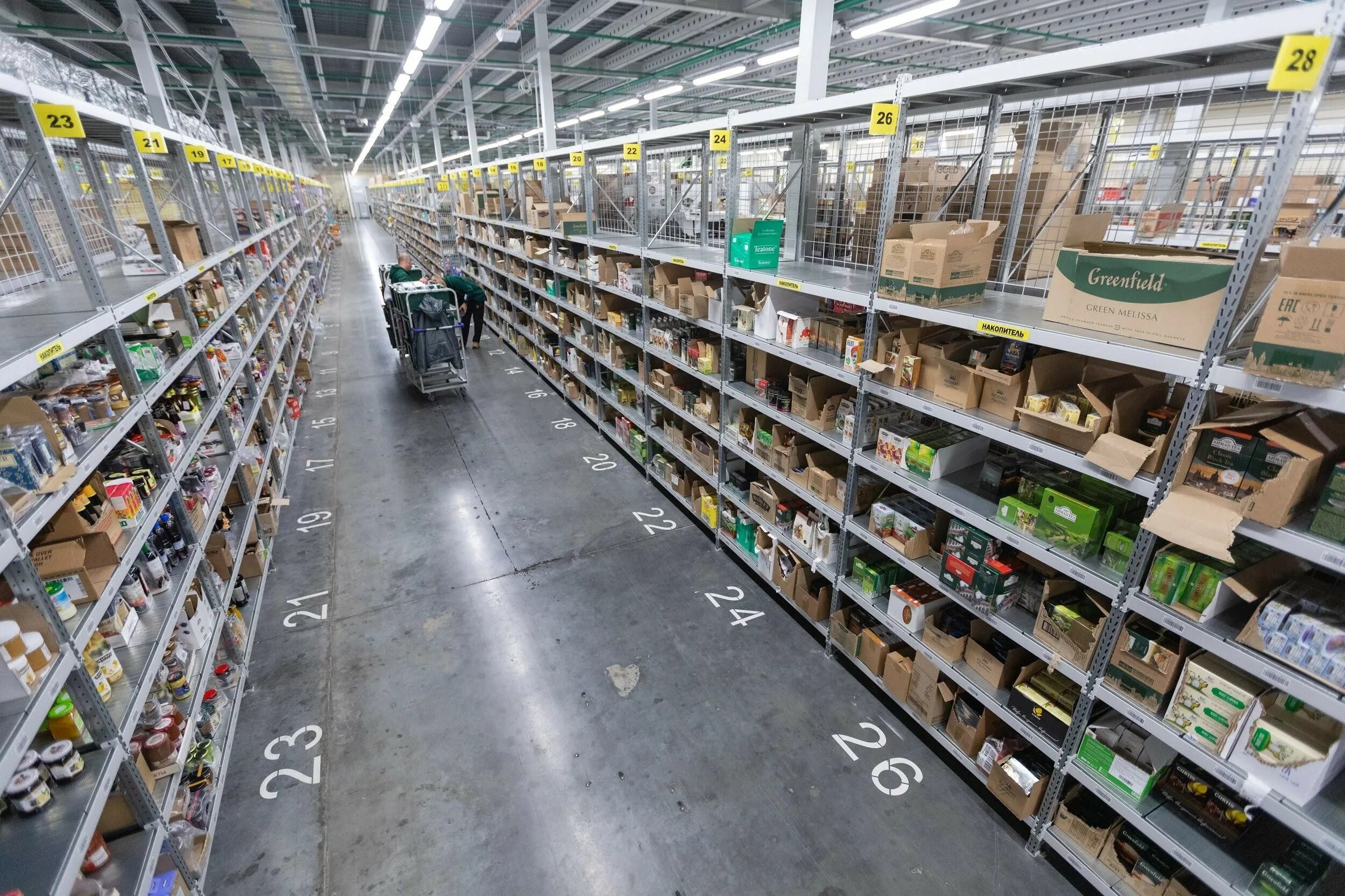 Магазин склад что это. Big-box store. Склад в супермаркете. Оптовый склад одежды. Магазин склад что это.