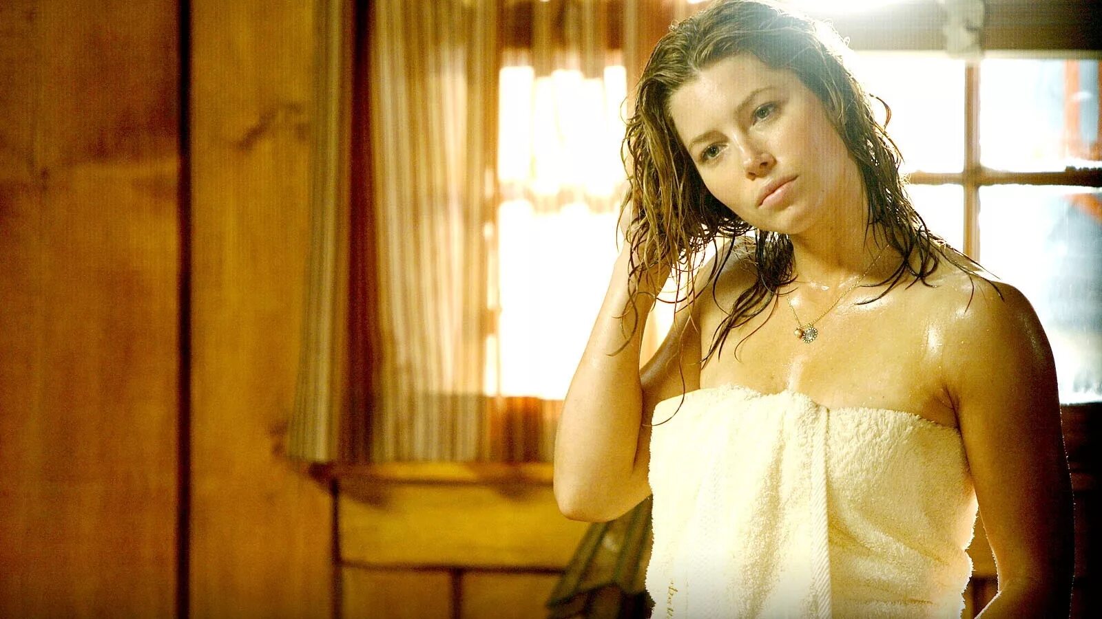 Била полотенцем. Jessica Biel пророк 2007.