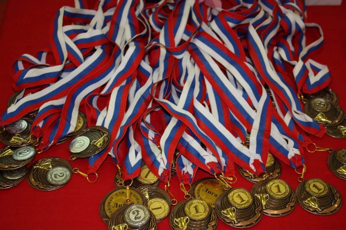 Много медалей. Медали много медалей. Много медалей и кубков. Коллекция спортивных медалей.