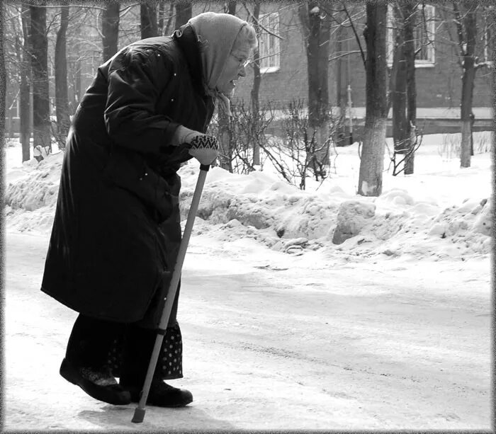 Сгорбленная старушка с палочкой. Бабушка с палочкой. Пожилая женщина с палочкой. Бабка с палкой. Хулиган бабка