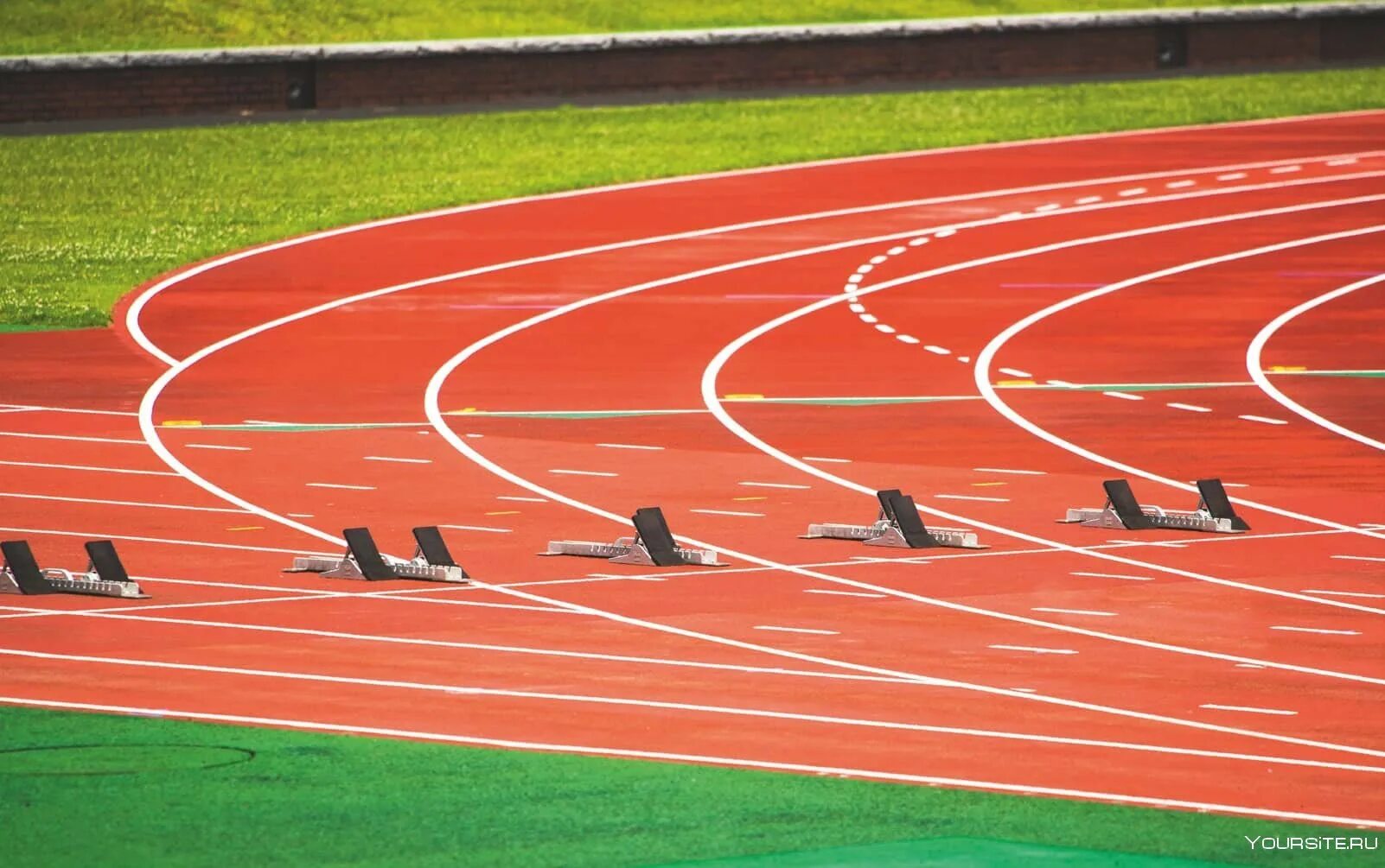 Беговая дорожка на стадионе. Вентспилс спортивный стадион. Площадка 100 метров беговая. Дорожка на стадионе. Поле 400 метров.