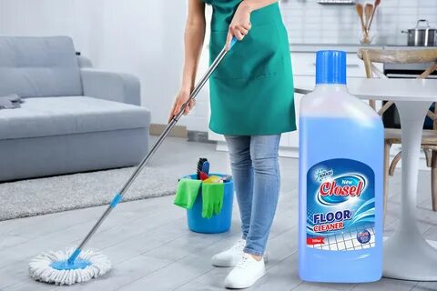 Женщина моет пол шваброй