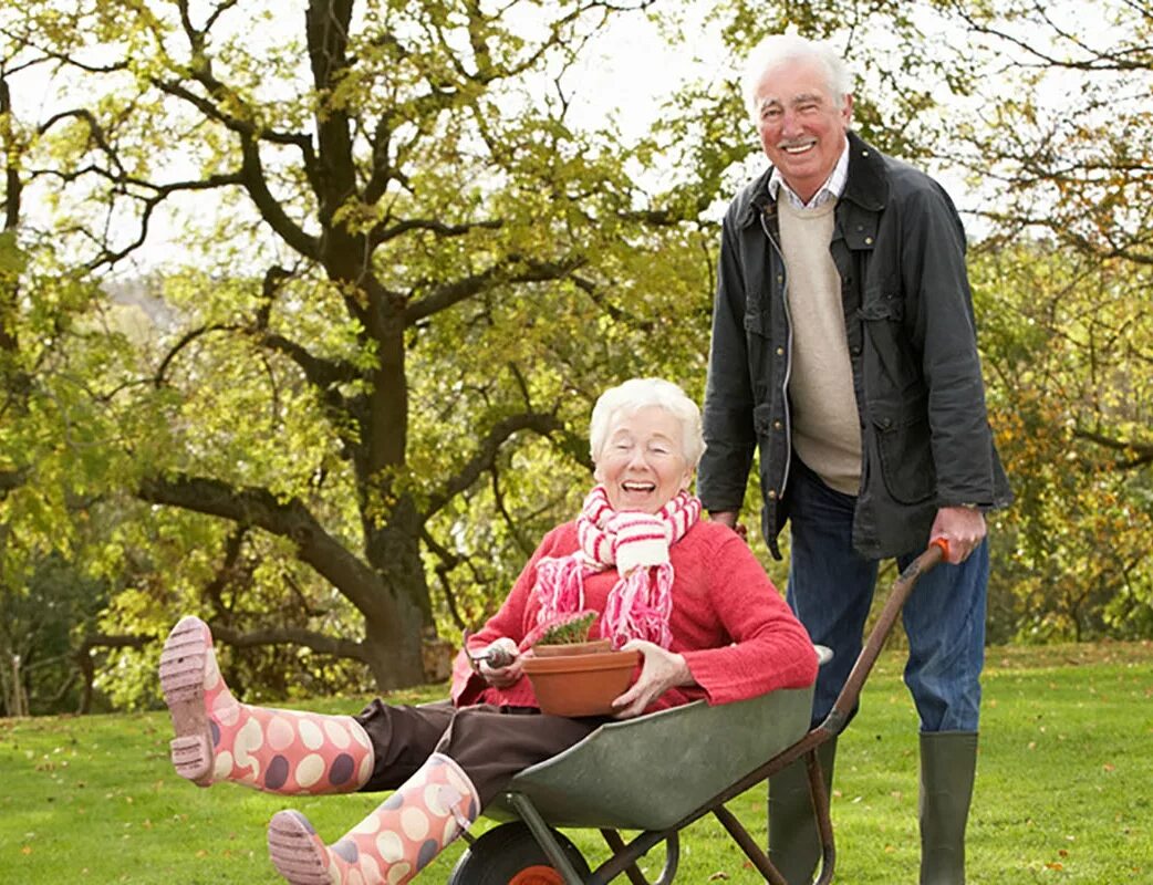 Какого человека называют пожилым. Пожилые люди. Бабушка и дедушка. Пенсионеры с внуками. Пожилые люди радуются.
