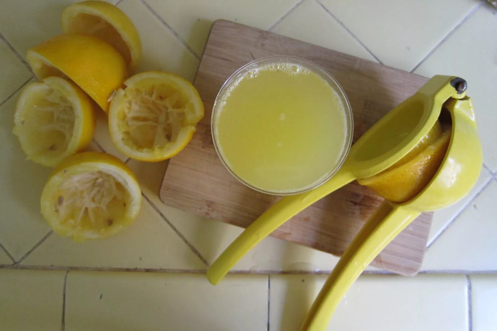 И немного сока лимона. Лимонный сок. Нарезанный лимон выжатый. Выжать сок лимона. Выживал лимонный сок.