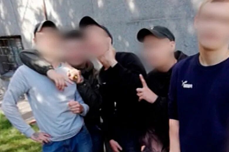 АУЕШНЫЕ школьники. Подростки избили школьника в Петербурге в контакте. Подростковая Арестанск уклад.