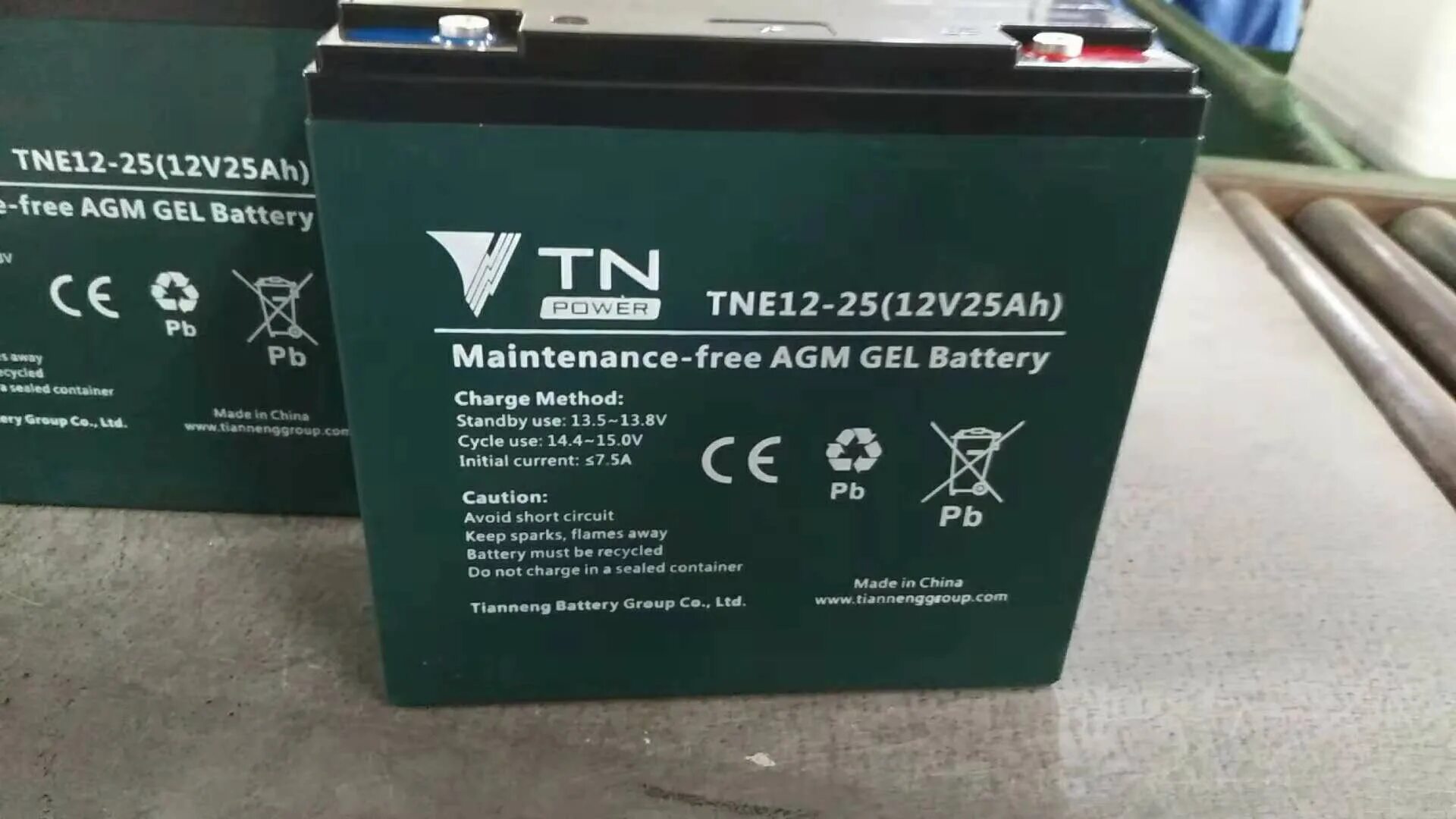 Battery maintenance. Свинцово-кислотный аккумулятор с клапанным регулированием. AGM аккумуляторов vs свинцово-кислотные аккумуляторы. Tianneng батарея. Батарея с жидким электролитом.