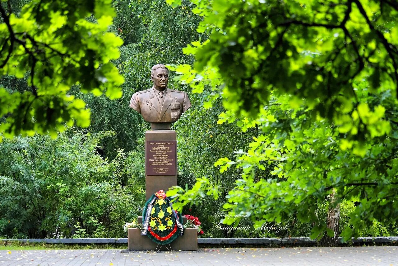 Памятник генералу василию маргелову рязань. Памятник василию маргелову. Памятник василию филипповичу маргелову в москве. Памятник маргелову. Памятник маргелову.