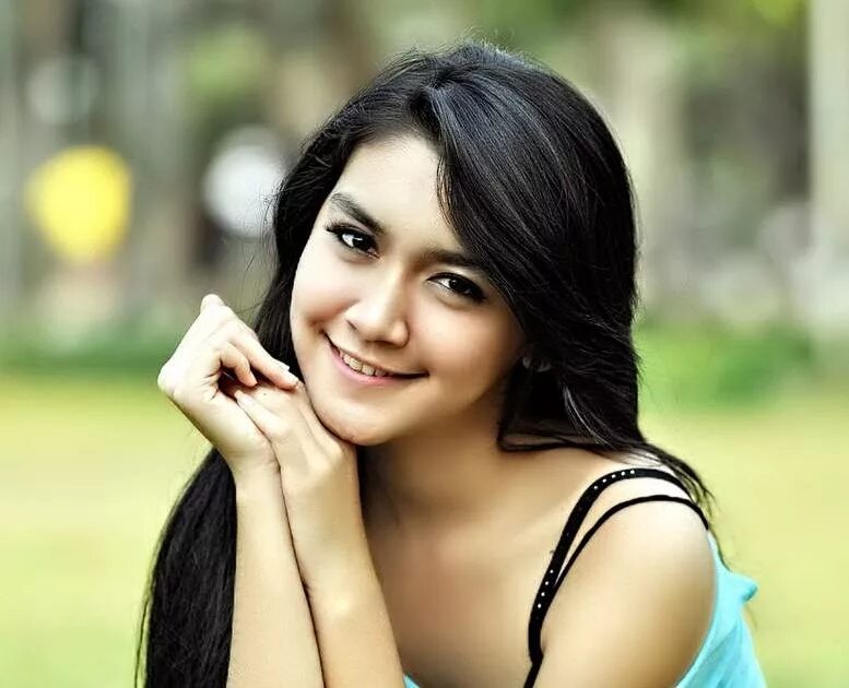 Artis indo hot. Gadis wanita модель. Artis Bugil. Telanjang. Indri Sinta.